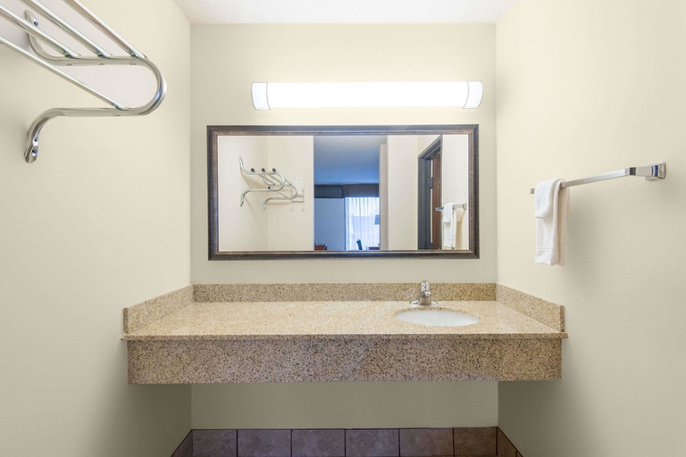 Bathroom, Days Inn Altus, Jackson