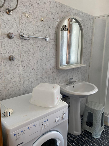 Bathroom 5, Hotel Europa, Salerno