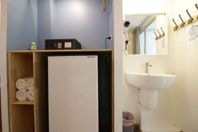 Bathroom 4, Tawaen Beach Resort, Pattaya