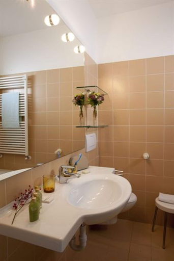 Bathroom 4, Dependence del Parco, Como