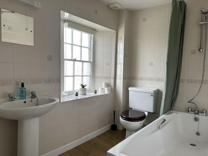 Bathroom 3, The Ship Inn Lerryn, Cornwall