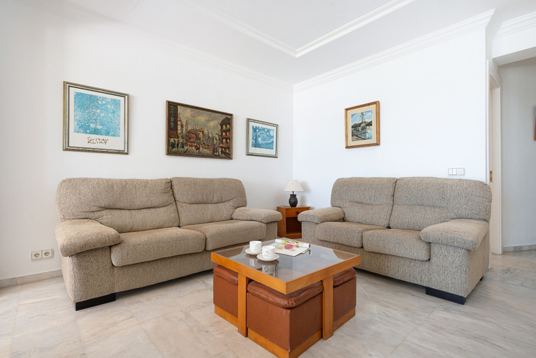 Room 2, Port de Pollen a Topacio 1, Baleares