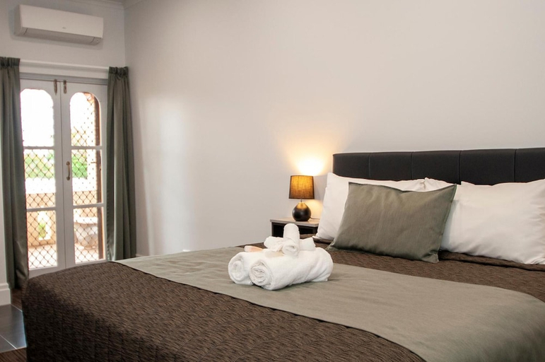 Bedroom 2, HISTORIC HYDRO MOTOR INN, Leeton