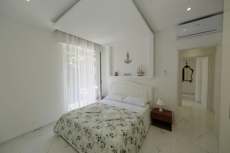 Room 5, Seaside Apartment - Sleeps 6 - Balcony, Genova