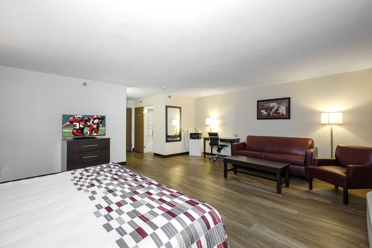 Bedroom 2, Red Roof Inn Holton, Jackson
