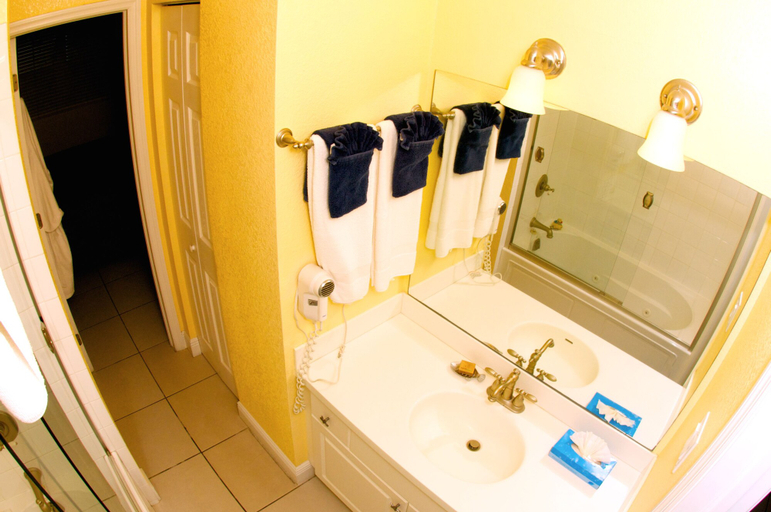 Bathroom 3, Compass Point Dive Resort