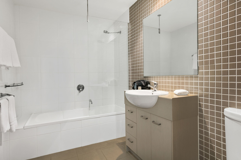 Bathroom 4, Quest Singleton, Singleton