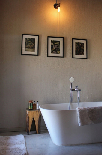 Bathroom 2, Sausage Tree Safari Camp, Mopani