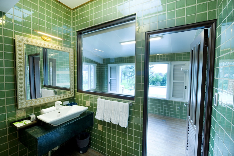 Bathroom 4, Schokolake, Miaoli