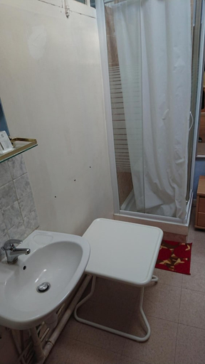 Bathroom 3, Hotel Le Petit Chateau, Hauts-de-Seine