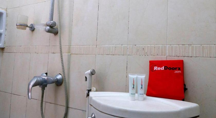 Bathroom 3, RedDoorz Plus near Undip Tembalang, Semarang