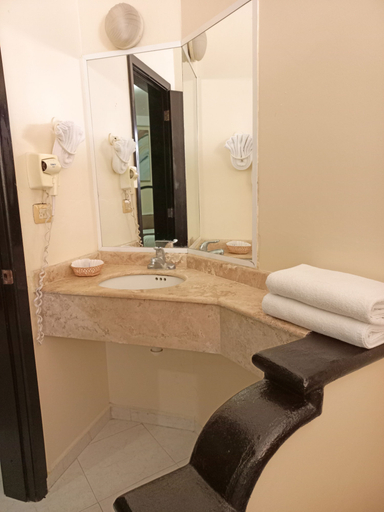 Bathroom 5, Hotel Villa Margaritas, Centro