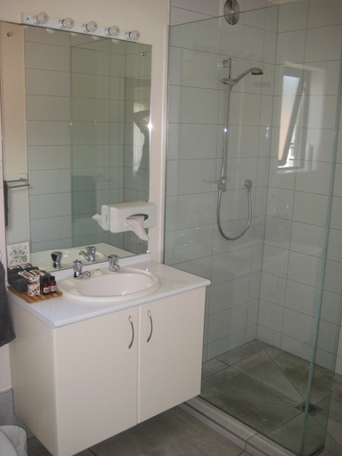 Bathroom 3, 755 Regal Court, Dunedin