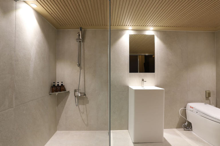 Bathroom 3, Piano Hotel, Buk