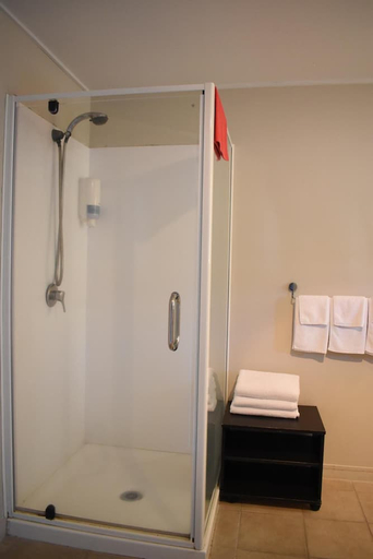 Bathroom 4, Devonwood Motel Rotorua, Rotorua