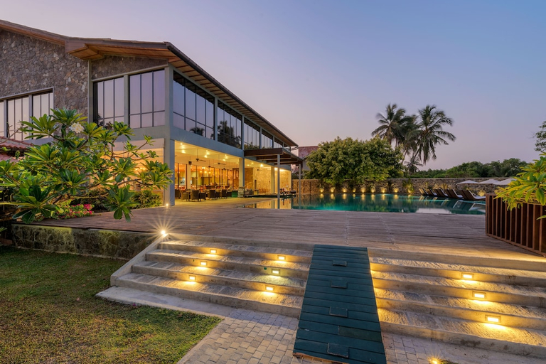 Exterior & Views