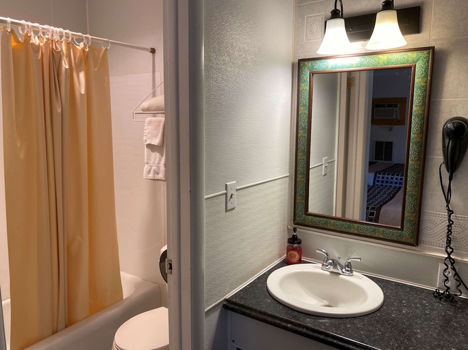 Bathroom 5, Fairview Inn, Major