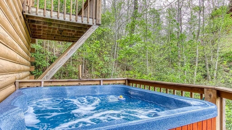 Outdoor spa tub, Z - Younger Than The Mountains, Sevier