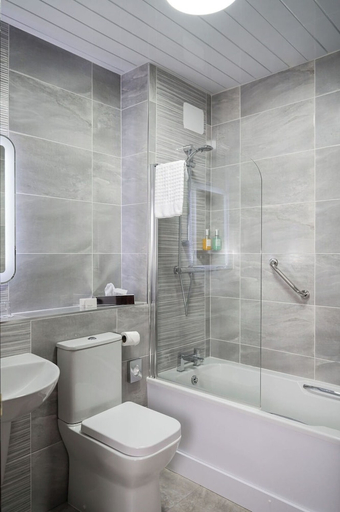 Bathroom 5, Jackson's Hotel & Leisure Club