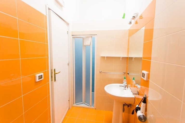 Bathroom 3, A Casa Di Amici, Palermo