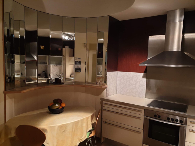 Private kitchen 4, Apartment Sleeps 6 With Garden & Balcony, Wien