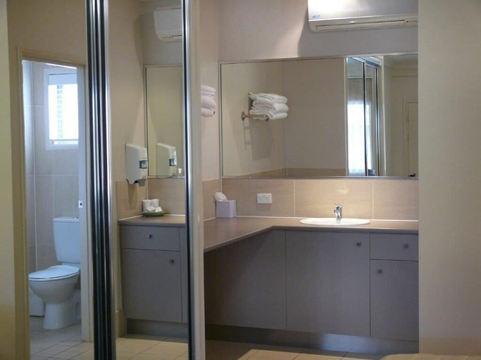 Bathroom 4, Highfields Motel Toowoomba, Crow's Nest - Pt A