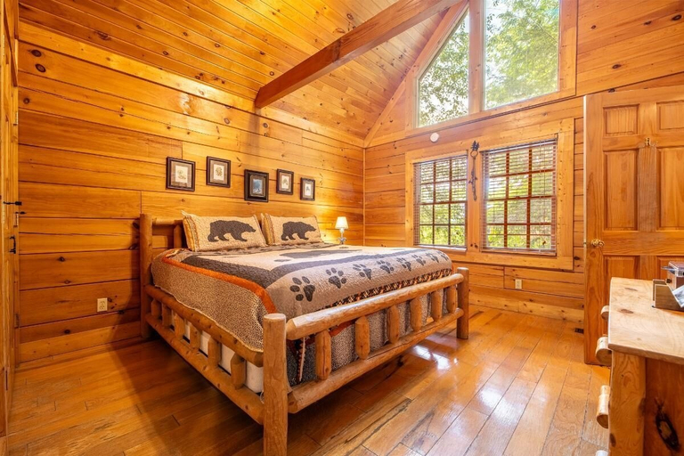 Room 2, Lazy Bear Lodge, Sevier