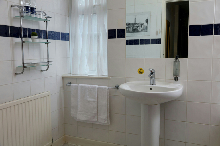 Bathroom 3, Pettifers Freehouse Hotel, Wiltshire