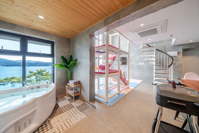 Room 5, Geoje Rainbow Kids Pool Villa, Geoje