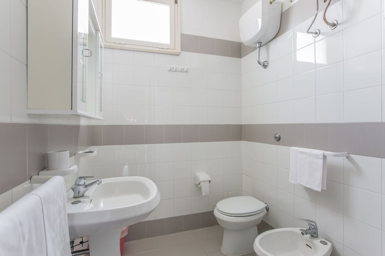 Bathroom 4, Villaggio Club Degli Ulivi, Foggia