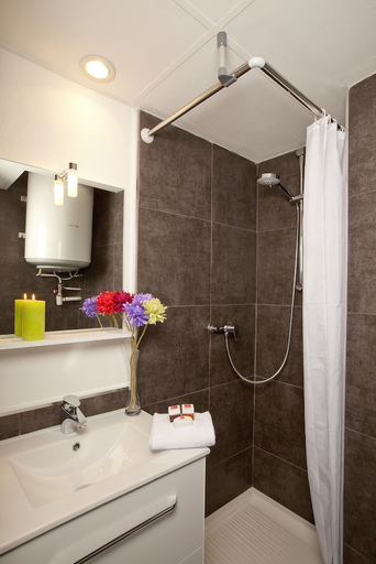 Bathroom 4, Sejours & affaires Marie Curie, Isère