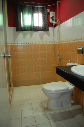 Bathroom, Rumi Apartelle Hotel, Angeles City