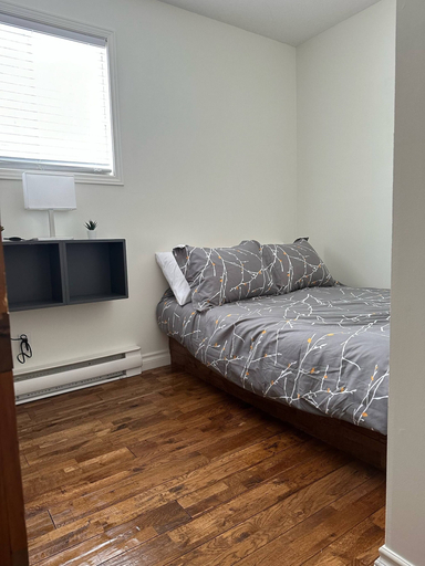 Room 2, Renovated Chalet for Rent in Front of the Lake, La Vallée-de-la-Gatineau