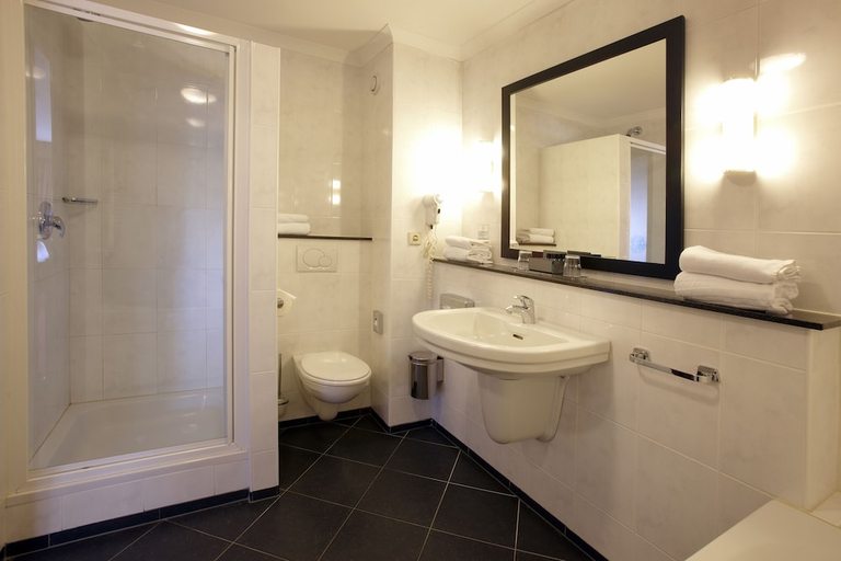 Bathroom 5, Van der Valk Hotel Volendam, Edam-Volendam