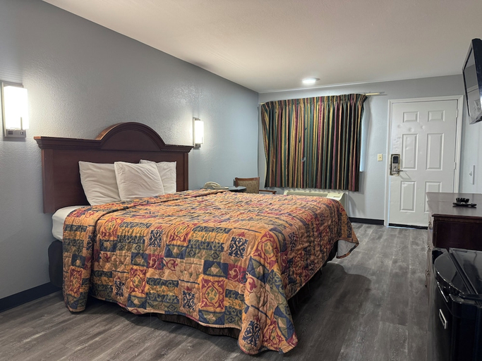 Bedroom 3, Claremore Motor Inn, Rogers