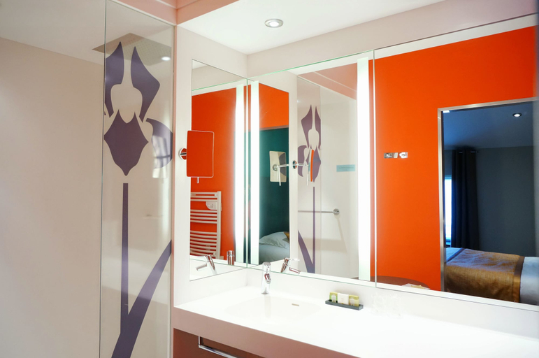 Bathroom 3, Hotel de Bourgogne, Saône-et-Loire