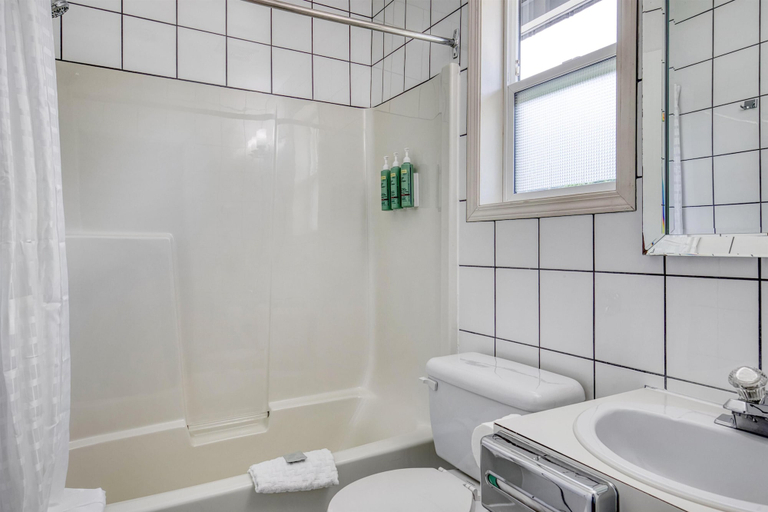 Bathroom 4, Stoke Hotel SureStay Collection by Best Western, Columbia-Shuswap