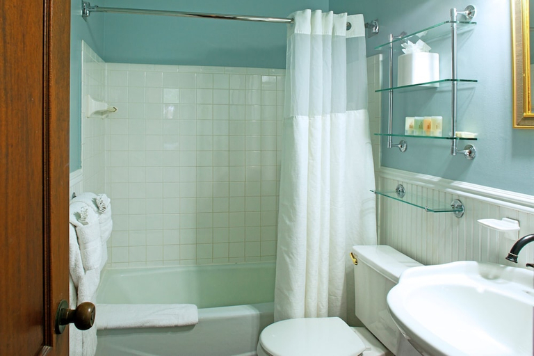 Bathroom, Island City House Hotel, Monroe