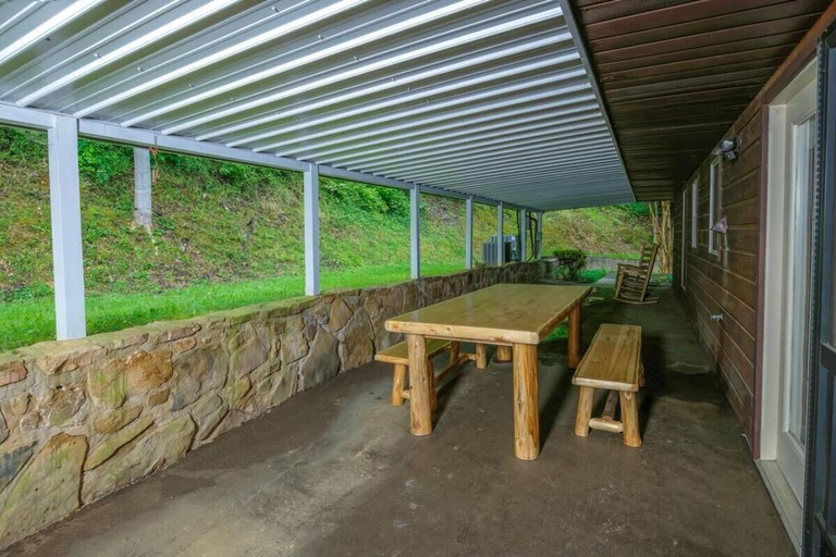Outdoor dining 2, Pioneer Trail Retreat, Sevier