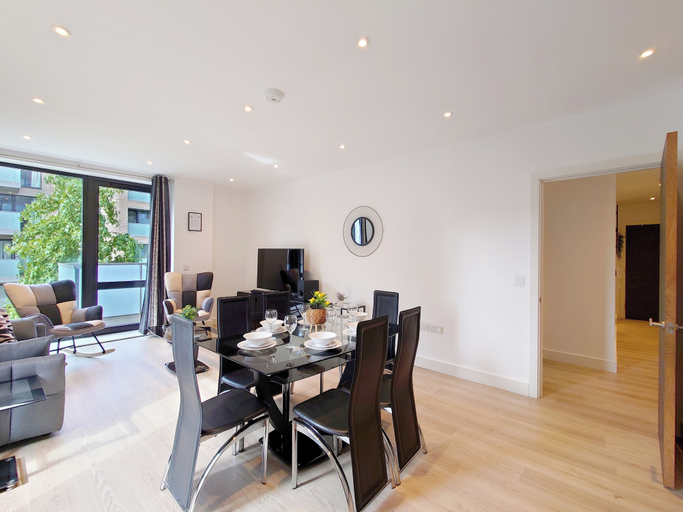 Room 3, Modern 2-Bed Apartment In Poplar Near Canary Wharf, London