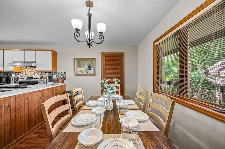 Dining 4, Reed's Retreat, Sevier