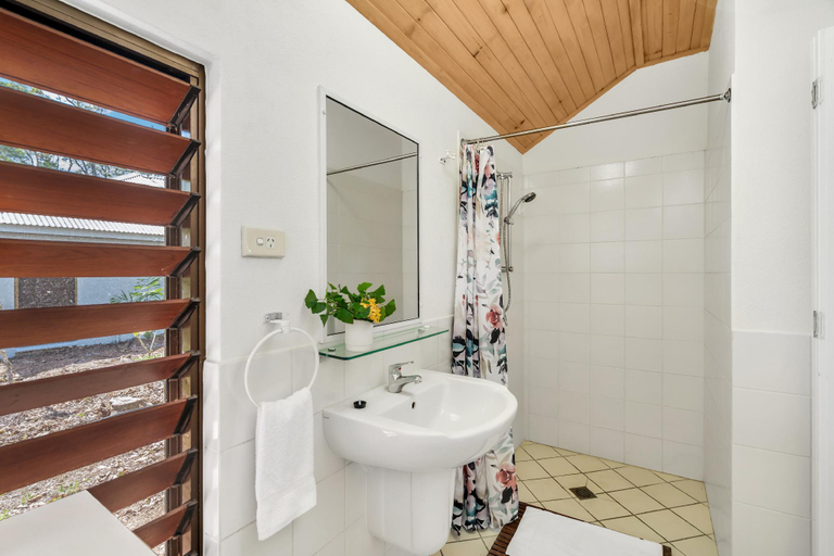 Bathroom 4, Mission Beach Shores Chalets, Cardwell