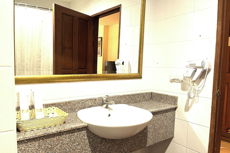 Bathroom 4, Aiyaree Place Hotel, Pattaya