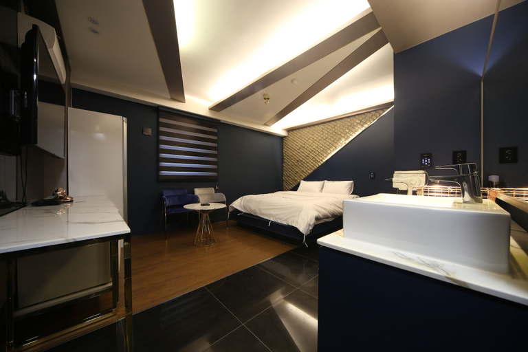 Others 3, Piano Hotel, Buk