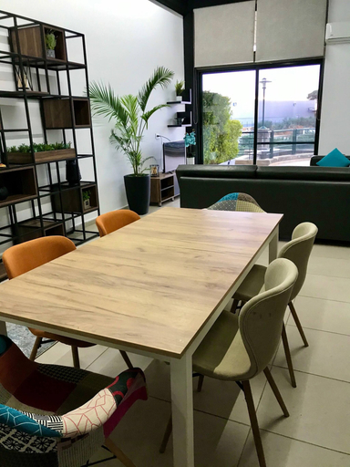 Dining 4, Luxury 1br-2br Apt-panoramic View Terrace 24-7 Pwr, El Metn