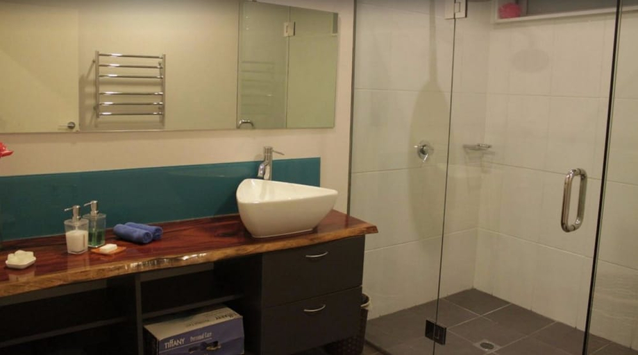 Bathroom 4, Ifieleele Plantation, Aana Alofi I