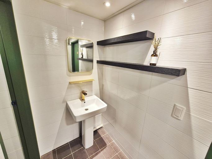 Bathroom 3, Mozzi Hostel, Dong