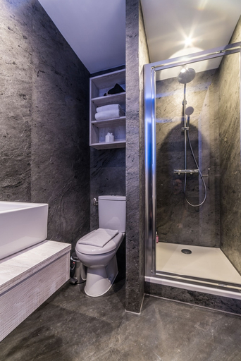 Bathroom 3, Hotel California, Gironde