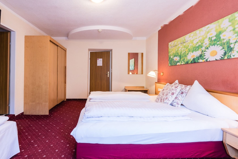 Bedroom 2, Hotel Wiesenhof, Innsbruck Land