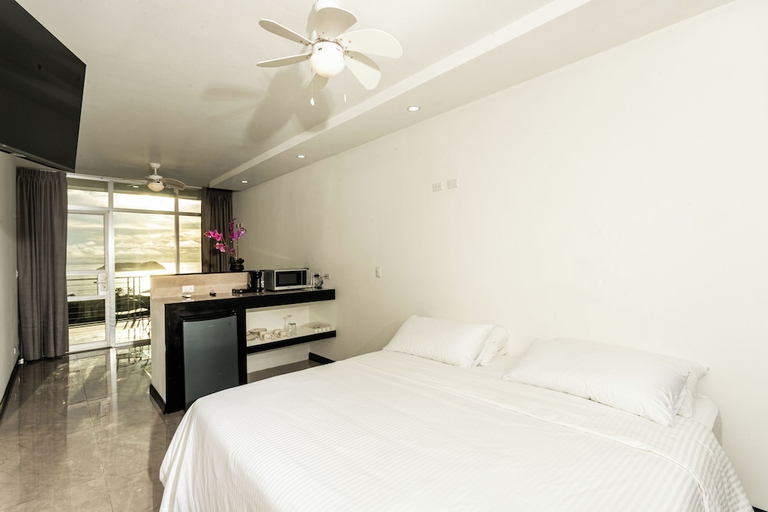 Bedroom 3, El Faro Beach Hotel, Aguirre